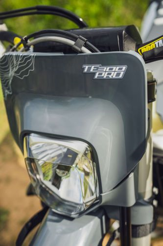 HUSQVARNA plastmasa przednia lampa Enduro 300/350 Pro '24 szary z naklejką