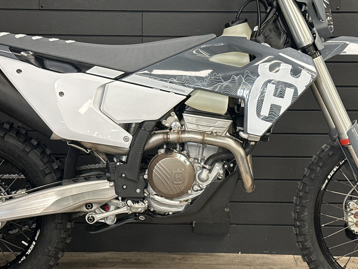 HUSQVARNA plastmaske tankpaneler LH/RH Pro Edit '24 grå med decal