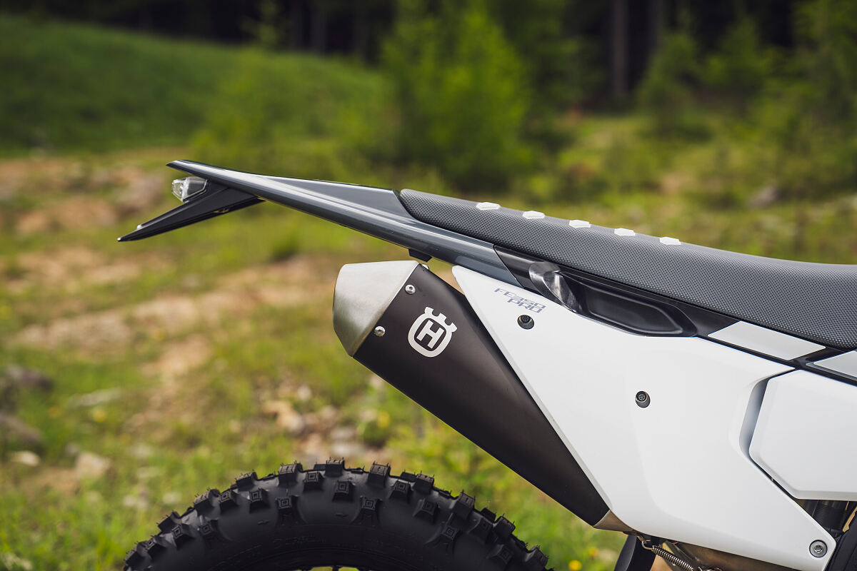 husqvarna-plastmasa-aizm-dublu-sargs-enduro-pro-edit-24-grey