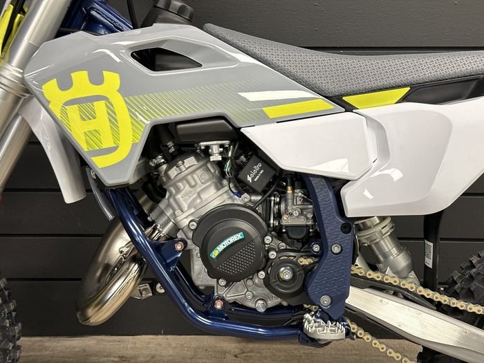 HUSQVARNA plastikowa lewa tylna osłona tablicy TC 50 '24-'25 biała
