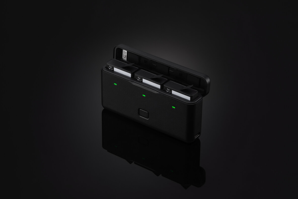 dji-ladetajs-akumulatoram-osmo-action-multifunctional-battery-case-2