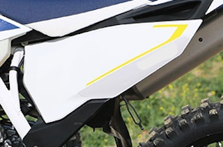 Boîtier de filtre gauche en plastmasa HUSQVARNA TE/FE 125-501 '15 blanc/jaune
