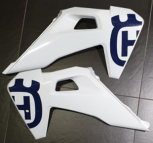 HUSQVARNA plastikinis priekinis žibintas šoninis kairė/dešinė TC/FC 125-450 '20 su lipduku